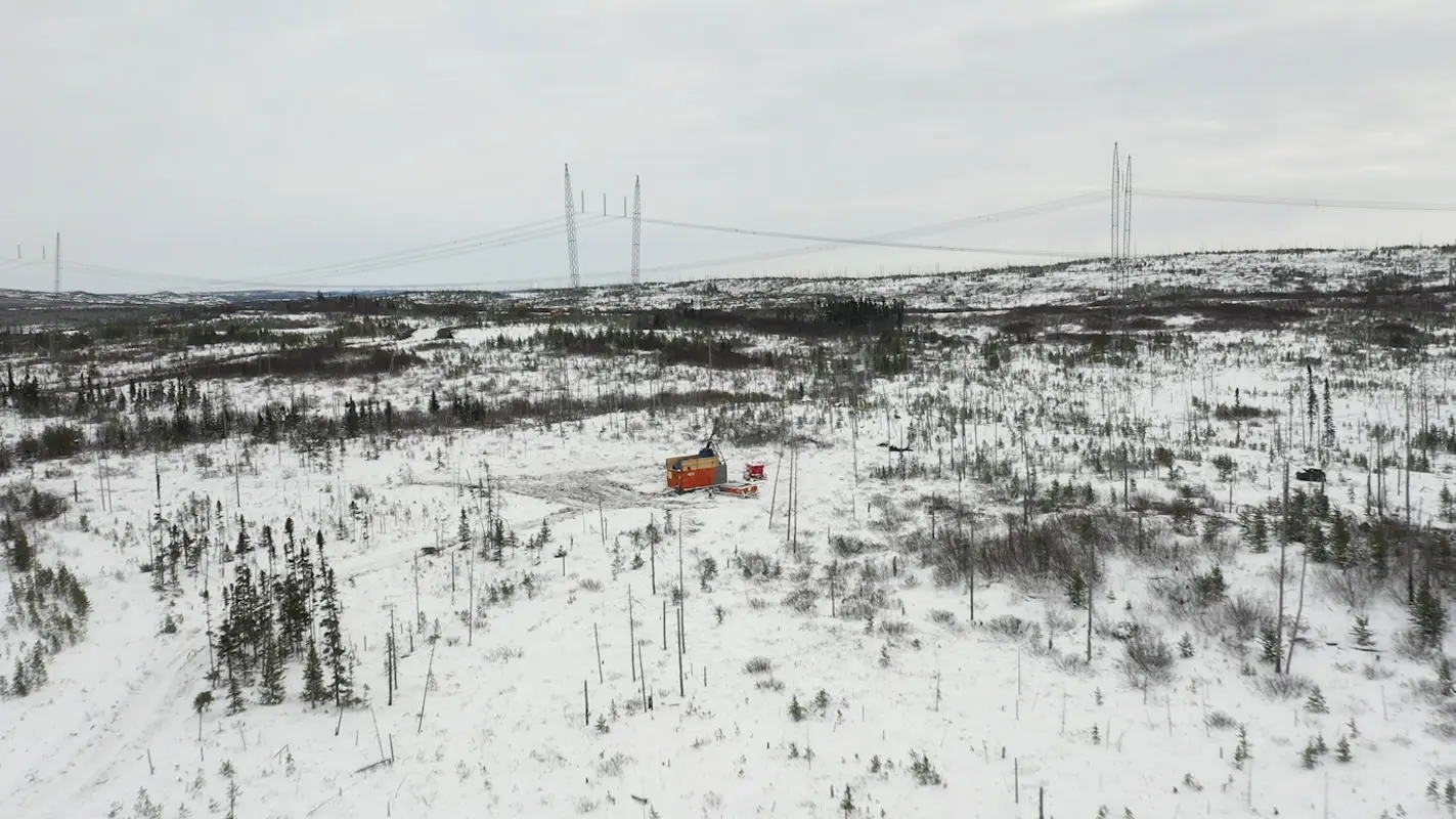 Hydro-Québec transmission lines crossing the NISK property